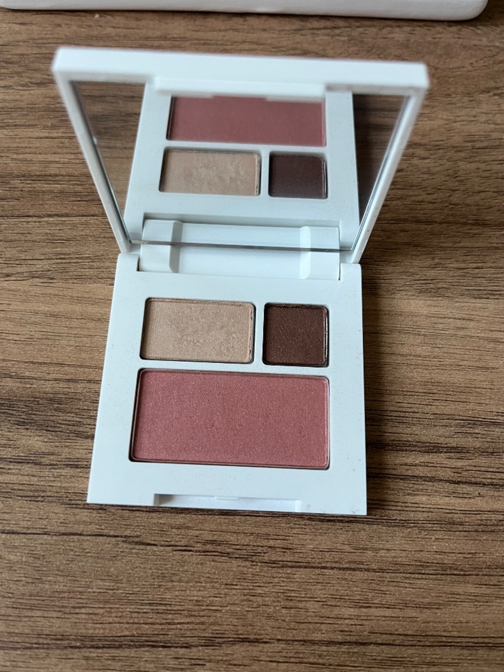 Clinique Johnathan Adler ! Includes Like Mink Eyeshadow duo and blush - Picture 3 of 4